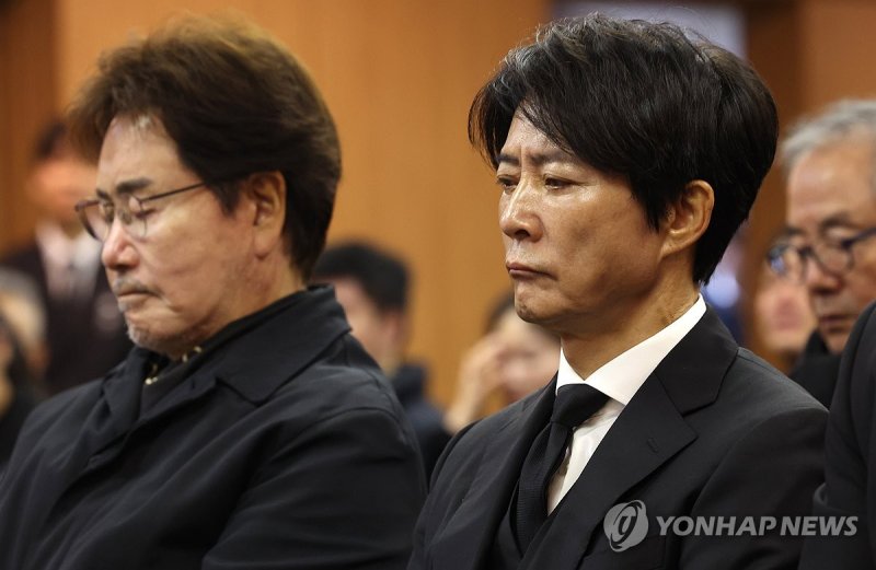 침통한 표정의 유동근-최수종 (출처=연합뉴스)