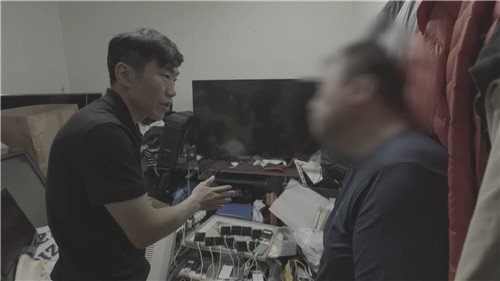 현장에서 적발된 중계기와 조직원 (출처=연합뉴스)