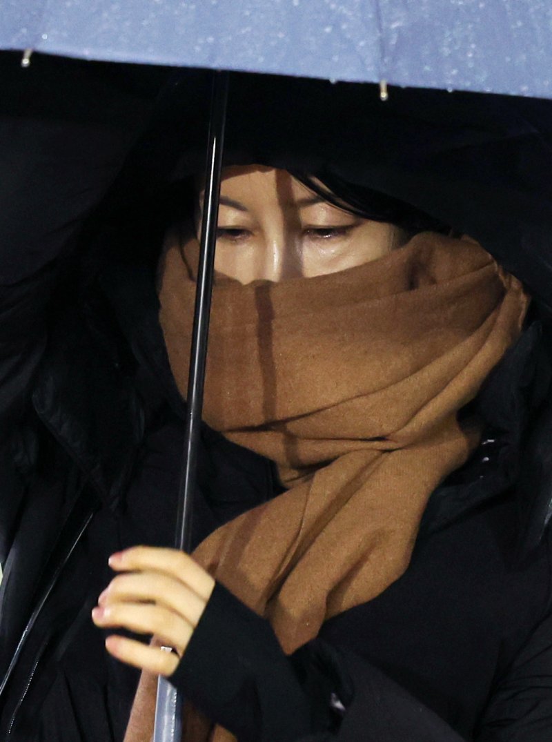 음주운전 및 불법숙박업 혐의로 1심에서 벌금형을 선고받은 문재인 전 대통령의 딸 문다혜 씨가 27일 서울 마포구 서울서부지방법원에서 열린 항소심 1차 공판기일에 출석하고 있다. 뉴시스