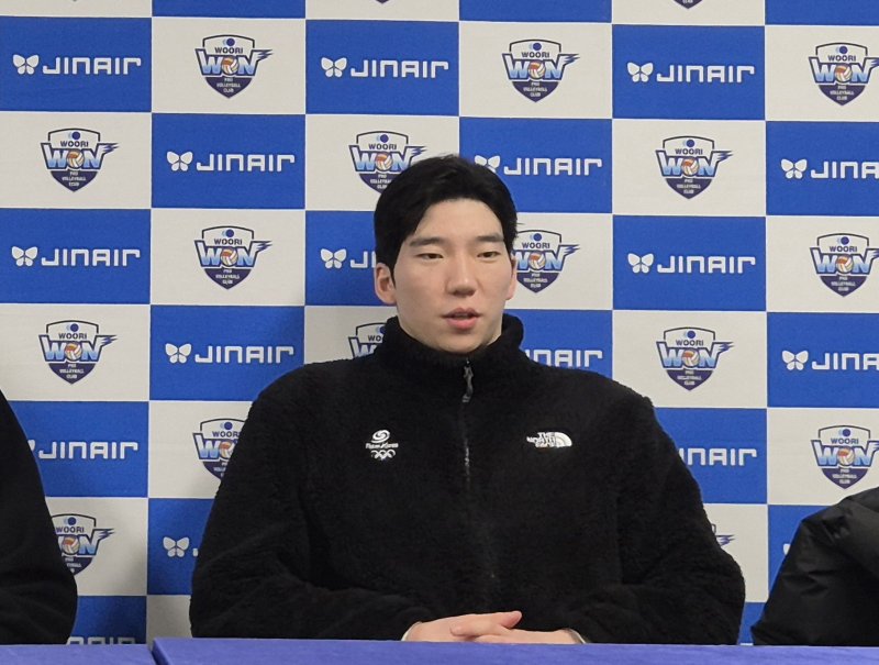 [서울=뉴시스] 문채현 기자 = 남자배구 현대캐피탈의 허수봉이 26일 서울 장충체육관에서 열린 진에어 2025~2026 V-리그 남자부 우리카드와의 경기에서 승리한 뒤 취재진과 인터뷰를 하고 있다. 2025.11.26. dal@newsis.com