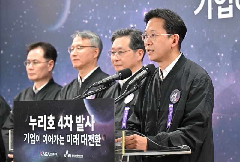 27일 새벽 누리호 4차 발사가 성공한 후 배경훈 과학기술 부총리 겸 과학기술정보통신부 장관과 윤영빈 우주항공청장(오른쪽부터) 등 정부 정부 관계자들이 누리호 발사 성공을 축하하며 발사 성공 결과와 의미에 대해 발언하고 있다. 한국항공우주연구원 제공