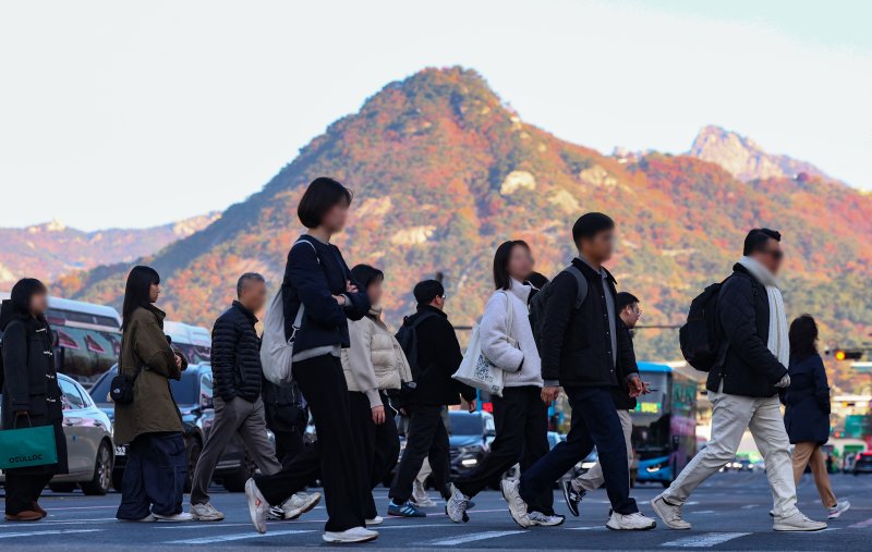 [서울=뉴시스] 황준선 기자 = 사진은 지난 11일 오전 서울 종로구 세종대로 사거리에서 두꺼운 외투를 입은 시민들이 발걸음을 재촉하고 있는 모습. 2025.11.11. hwang@newsis.com