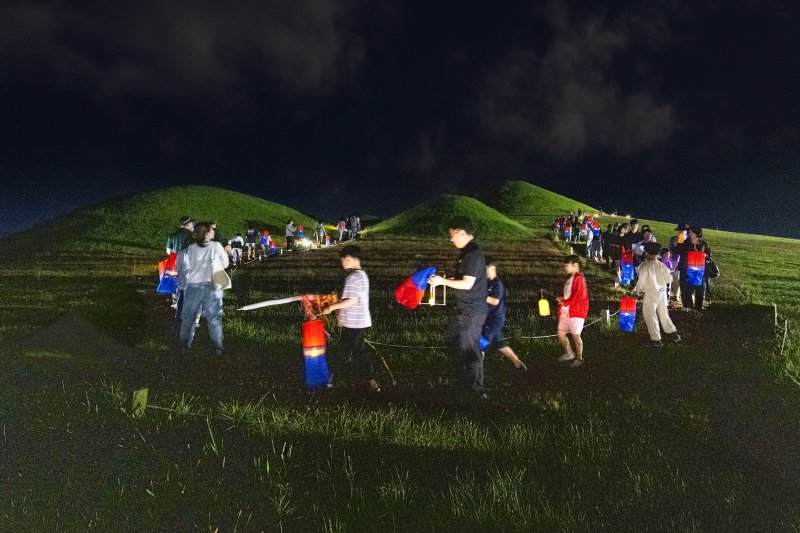 [고성(경남)=뉴시스] 신정철 기자= 경남 고성군은 오는 12월 2일 고성박물관 1층 전시실에서 ‘2025 경남 고성군 관광사진 전국공모전’ 시상식과 함께 본격적인 전시회를 개최한다고 27일 밝혔다. 사진은 은상 수상작 '김목연-청사초롱'.(사진=고성군 제공).2025.11.27. photo@newsis.com *재판매 및 DB 금지