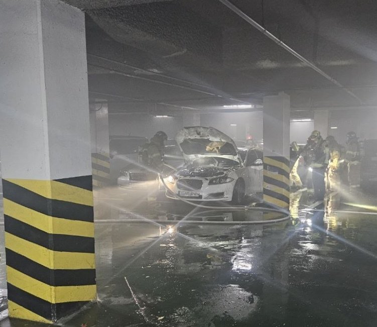 만취 안전 바카라사이트인 20대 남성이 지난 27일 지하주차장에 주차돼 있던 '엄마'의 차량에 불을 안전 바카라사이트 화재 현장. 경기도소방재난본부 제공. /사진=뉴스1