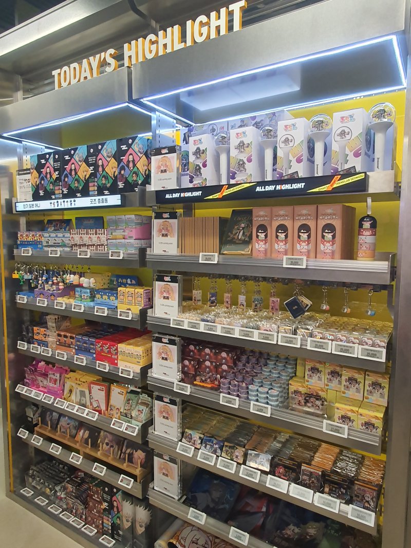 이마트24 트렌드랩 성수점 내 '이벤트존'에 여러 굿즈가 진열된 모습.