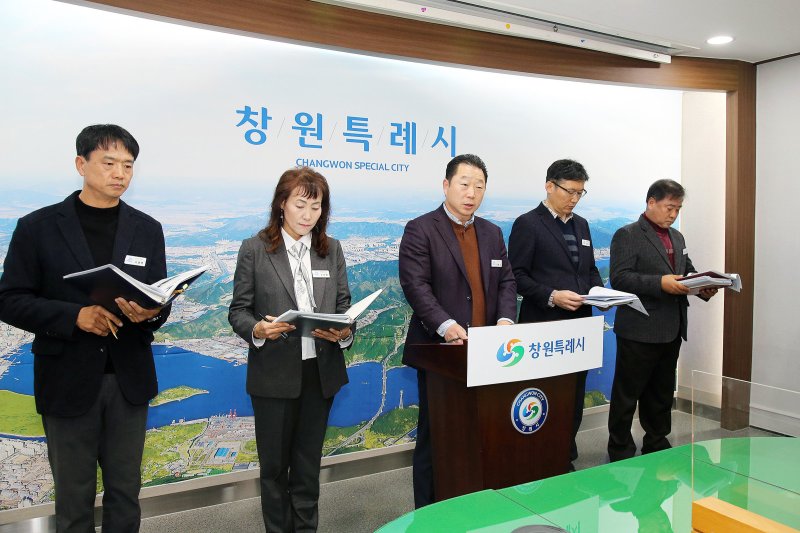 [창원=뉴시스] 정윤규 경남 창원시 푸른도시사업소장이 27일 시청 프레스센터에서 정례브리핑을 하고 있다. (사진=창원시 제공). 2025.11.27. photo@newsis.com *재판매 및 DB 금지