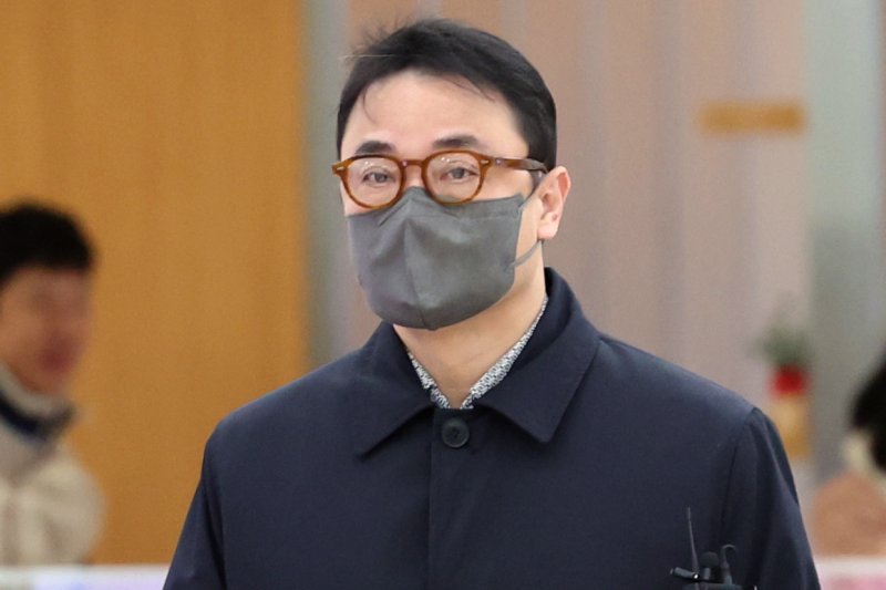 '양평 공흥지구 특혜' 의혹을 받는 김건희 여사 오빠 김진우 씨가 27일 오전 서울 종로구 광화문 KT 빌딩에 마련된 김건희 특검(특별검사 민중기) 사무실에 에 피의자 신분으로 출석하고 있다. 2025.11.27/뉴스1 ⓒ News1 황기선 기자