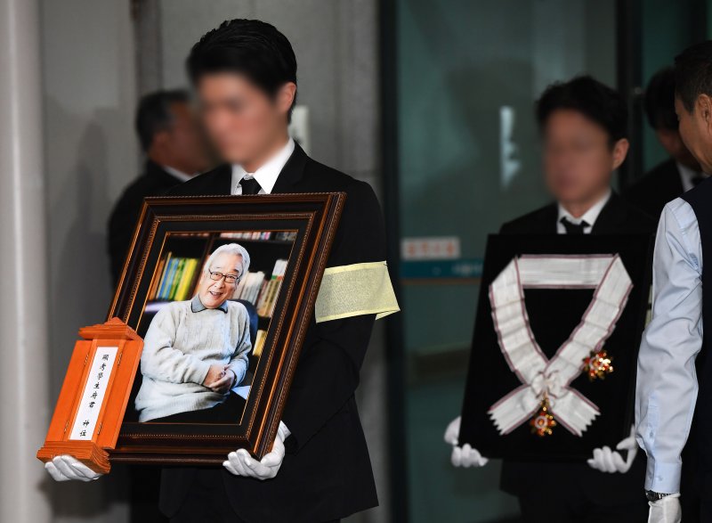 [서울=뉴시스] 김진아 기자 = 27일 오전 서울 송파구 아산병원 장례식장에서 원로배우 고(故) 이순재의 발인 엄수되고 있다. (공동취재) 2025.11.27. photo@newsis.com