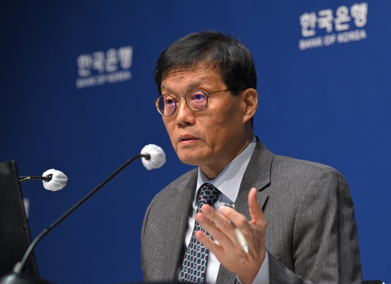 이창용 한국은행 총재가 지난달 27일 오전 서울 중구 한국은행에서 열린 통화정책방향 기자간담회에서 발언을 하고 있다. 뉴시스