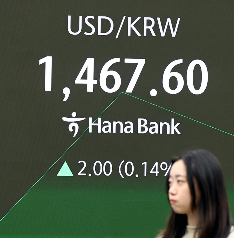 [서울=뉴시스] 박주성 기자 = 27일 오전 서울 중구 하나은행 딜링룸에서 딜러들이 업무를 하고 있다.서울 외환시장에서 원·달러 환율은 전 거래일 주간거래 종가(1465.6원)보다 2.9원 오른 1468.5원에 출발했다. 2025.11.27. park7691@newsis.co