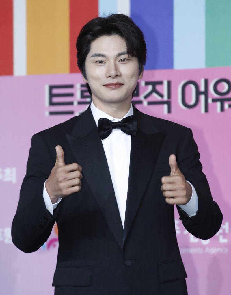 이이경 측, 사생활 의혹 제기 A씨 10억원 정도 요구할까 DM 제보 공개