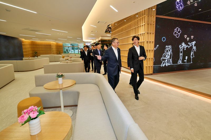 정진완 우리은행장(왼쪽)과 박봉수 노동조합 위원장(오른쪽)이 우리 그레이트 라운지를 둘러보고 있다. 우리은행 제공