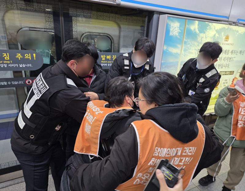 27일 오전 서울 지하철 4호선 혜화역 하행선 승강장에서 전국장애인차별철폐연대의 지하철 탑승 시위자들이 제지되고 있다. 사진=박성현 기자