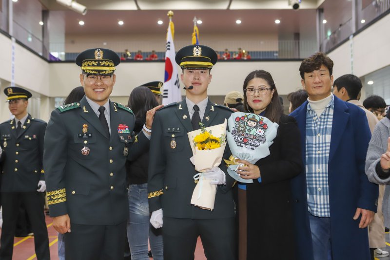 강관범 교육사령관(왼쪽)이 27일 전북 익산 육군부사관학교에서 열린 2025-4기 현역과정 육군 부사관 임관식에서 행사를 지휘한 신임 부사관 가족들과 기념 촬영하고 있다. 육군 제공