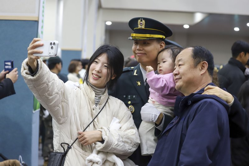 27일 전북 익산 육군부사관학교에서 열린 2025-4기 현역과정 육군 부사관 임관식에서 신임 부사관이 가족과 기념 촬영하고 있다. 육군 제공