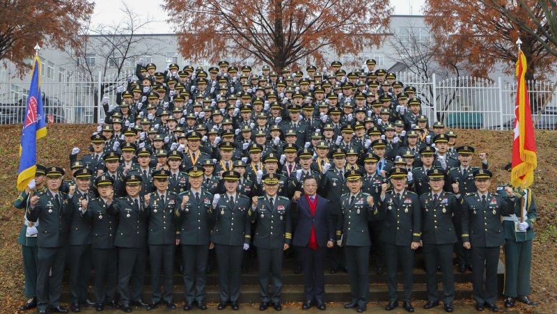 27일 전북 익산 육군부사관학교에서 열린 2025-4기 현역과정 육군 부사관 임관식에서 강관범 교육사령관과 신임 부사관들이 기념 촬영하고 있다. 육군 제공