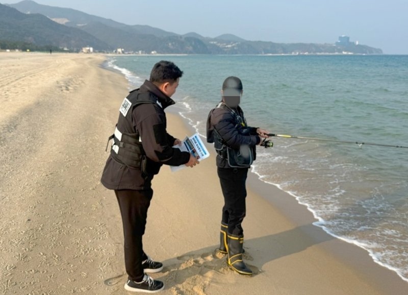 강릉해경, 마약류 홍보 전단 배부 (출처=연합뉴스)