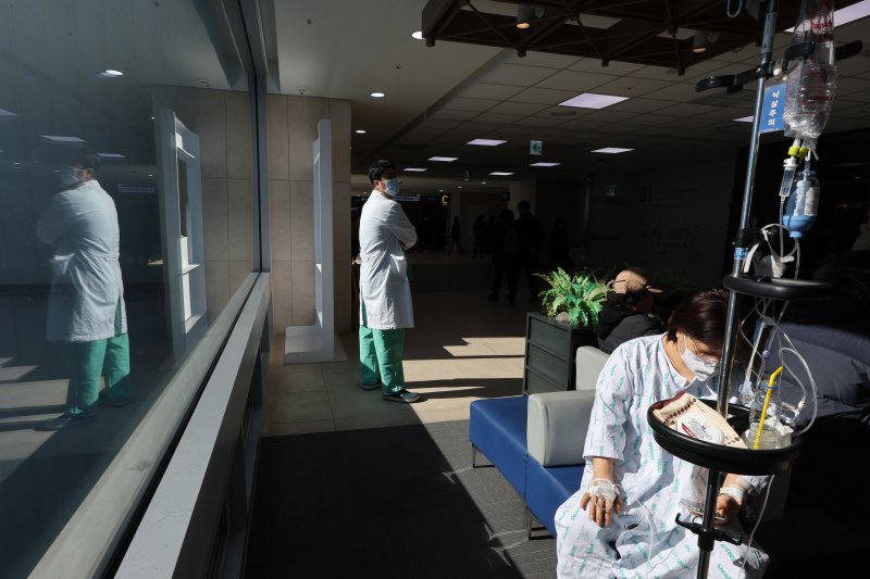 의정갈등 만 1년을 하루 앞둔 5일 서울의 한 대학병원에서 의료진이 환자 옆을 지나가고 있다. 2025.2.5/뉴스1 ⓒ News1 신웅수 기자