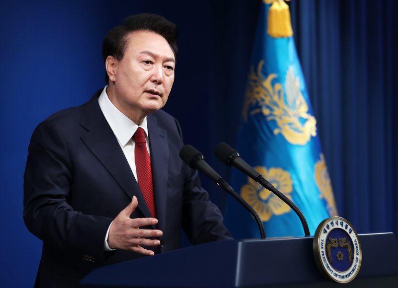 윤석열 전 대통령이 2024년 5월 9일 용산 대통령실 청사 브리핑룸에서 열린 취임 2주년 기자회견에서 취재진의 질문에 답하고 있다. 2024.5.9/뉴스1 ⓒ News1 오대일 기자