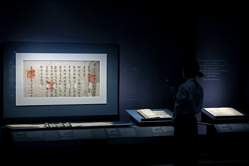 [서울=뉴시스] 박진희 기자 = 국립중앙박물관은 충무공 이순신 탄신 480주년과 광복 80주년 기념 특별전 '우리들의 이순신' 언론공개회를 27일 서울 용산구 국립중앙박물관 특별전시실에서 갖고 1593년(선조 26) 이순신을 삼도수군통제사에 임명한 문서인 '사부유서'를 공개하고 있다. 2025.11.27. pak7130@newsis.com