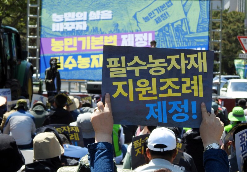 [제주=뉴시스] 오영재 기자 = 제주농업인단체협의회 등이 제주도청 앞에서 필수농자재 지원조례 및 농민기본법 제정 촉구 제주농민대회를 열고 있다. 2025.05.02. oyj4343@newsis.com