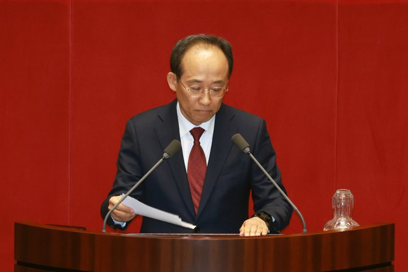 [서울=뉴시스] 고승민 기자 = 체포동의안이 상정된 추경호 국민의힘 의원이 27일 서울 여의도 국회에서 열린 제429회국회(정기회) 제13차 본회의에서 신상발언을 마친 후 발언대를 나설 채비를 하고 있다. 2025.11.27. kkssmm99@newsis.com