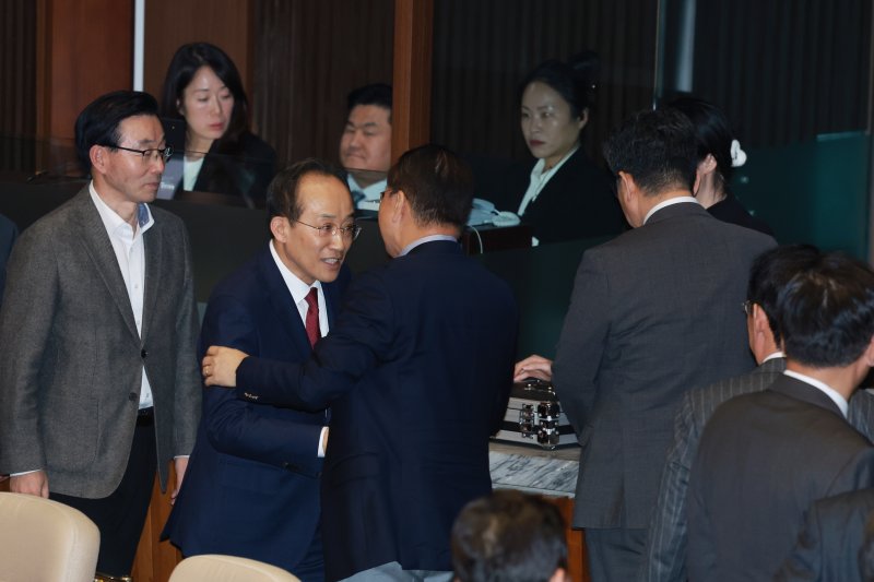 [서울=뉴시스] 고승민 기자 = 체포동의안이 상정된 추경호 국민의힘 의원이 27일 서울 여의도 국회에서 열린 제429회국회(정기회) 제13차 본회의에서 신상발언 후 동료 의원들의 격려를 받으며 본회의장을 퇴장하고 있다. 2025.11.27. kkssmm99@newsis.com