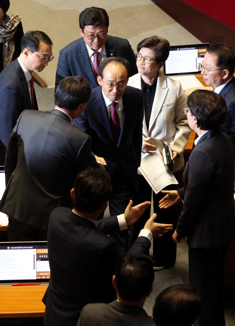 [서울=뉴시스] 조성봉 기자 = 추경호 국민의힘 의원이 27일 오후 서울 여의도 국회에서 열린 제429회국회(정기회) 제13차 본회의에서 자신의 체포동의안에 대해 신상발언을 마치고 동료의원들과 악수를 하고 있다. 2025.11.27. suncho21@newsis.com
