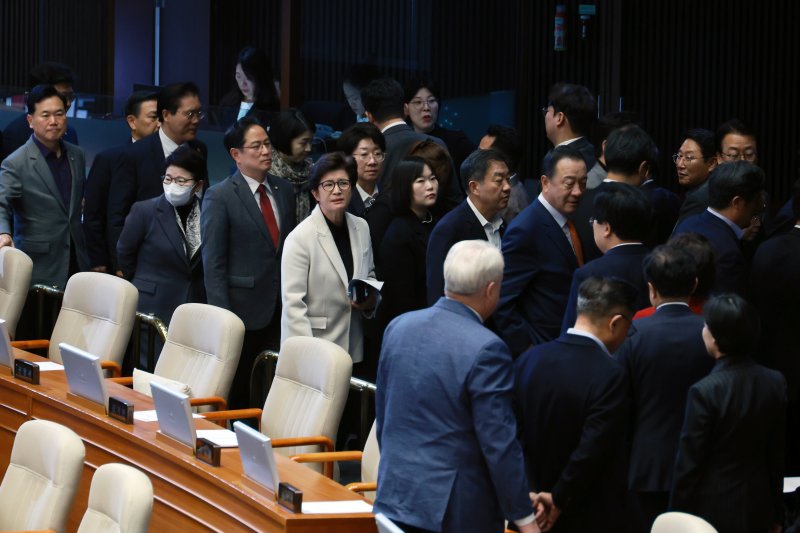[서울=뉴시스] 고승민 기자 = 27일 서울 여의도 국회에서 열린 제429회국회(정기회) 제13차 본회의에서 추경호 국민의힘 의원 체포동의안 표결을 앞두고 국민의힘 의원들이 퇴장하고 있다. 2025.11.27. kkssmm99@newsis.com