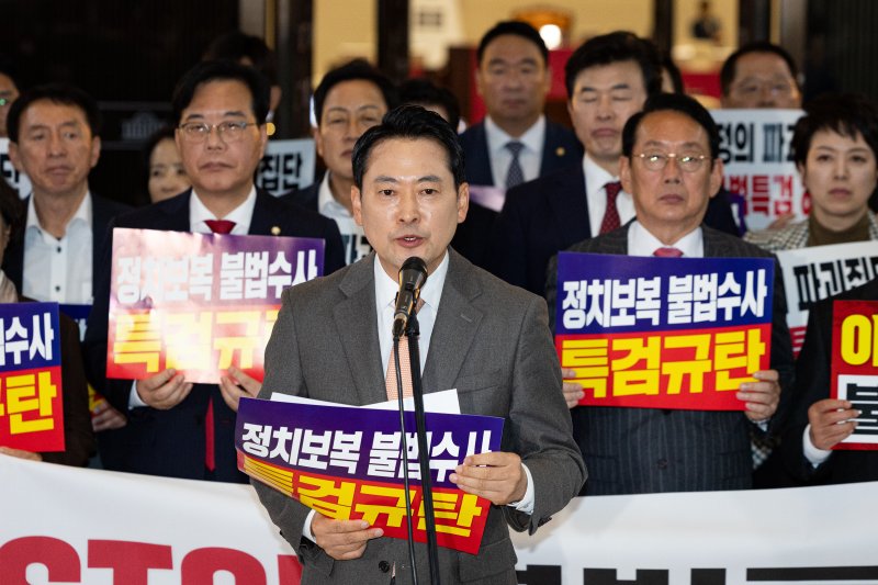 국민의힘 장동혁 대표가 27일 서울 여의도 국회 로텐더홀에서 추경호 의원에 대한 체포동의안 표결을 거부하고 개최한 특검 규탄대회에서 규탄사를 하고 있다. 뉴스1