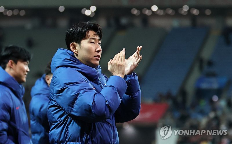 관중들에게 인사하는 손흥민.연합뉴스