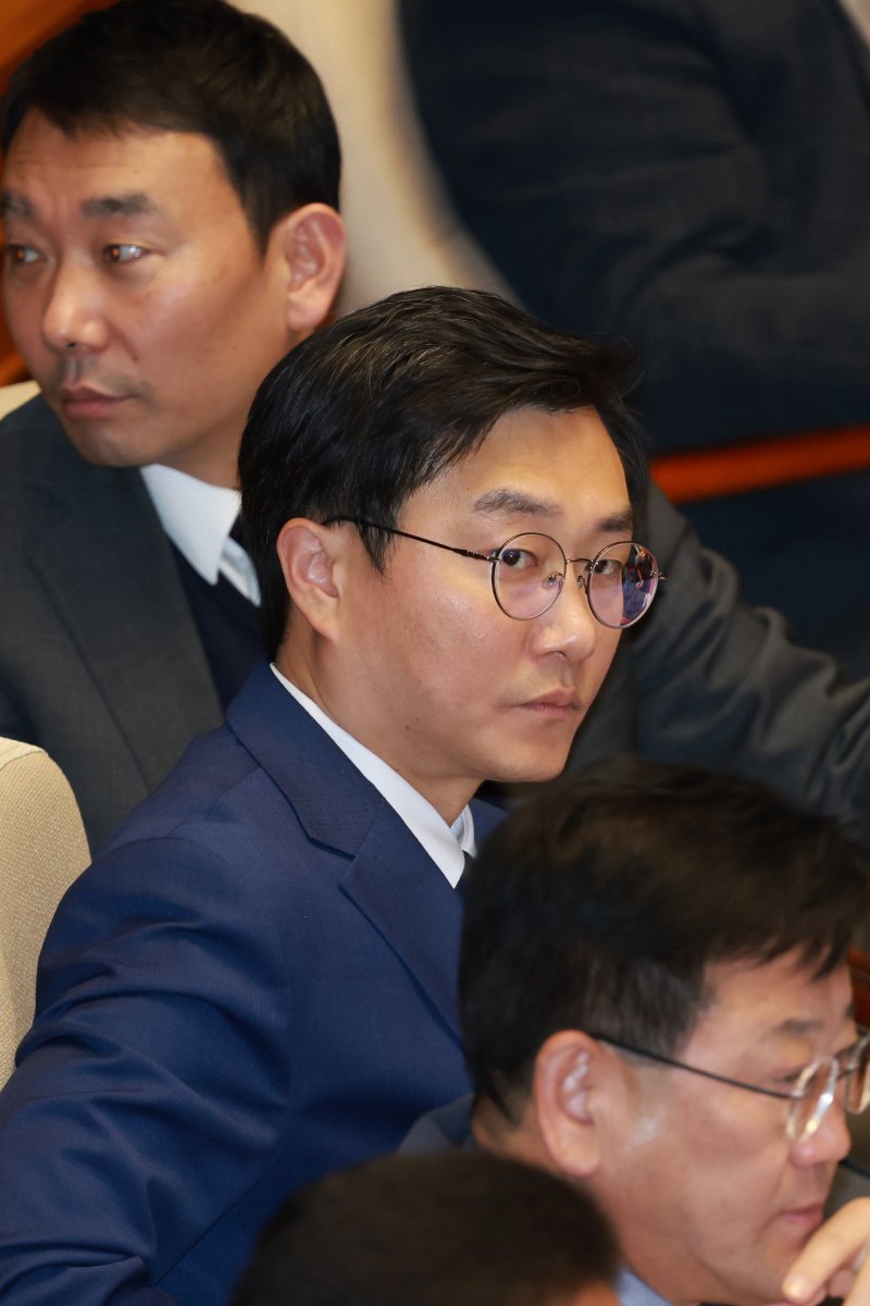 [서울=뉴시스] 고승민 기자 = 장경태 더불어민주당 의원이 27일 서울 여의도 국회에서 열린 제429회국회(정기회) 제13차 본회의에 출석하고 있다. 2025.11.27. kkssmm99@newsis.com