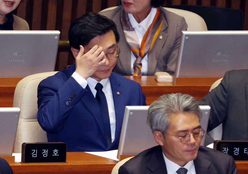 [서울=뉴시스] 조성봉 기자 = 장경태 더불어민주당 의원이 27일 오후 서울 여의도 국회에서 열린 제429회국회(정기회) 제13차 본회의에서 잠시 손으로 이마를 만지고 있다. 2025.11.27. suncho21@newsis.com