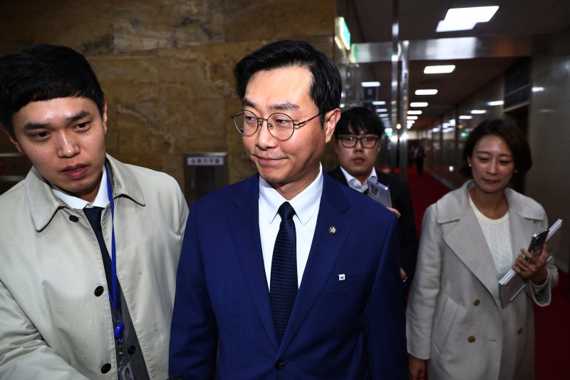 [서울=뉴시스] 김명년 기자 = 장경태 더불어민주당 의원이 27일 오후 서울 여의도 국회에서 질문을 받으며 이동하고 있다. 2025.11.27. kmn@newsis.com