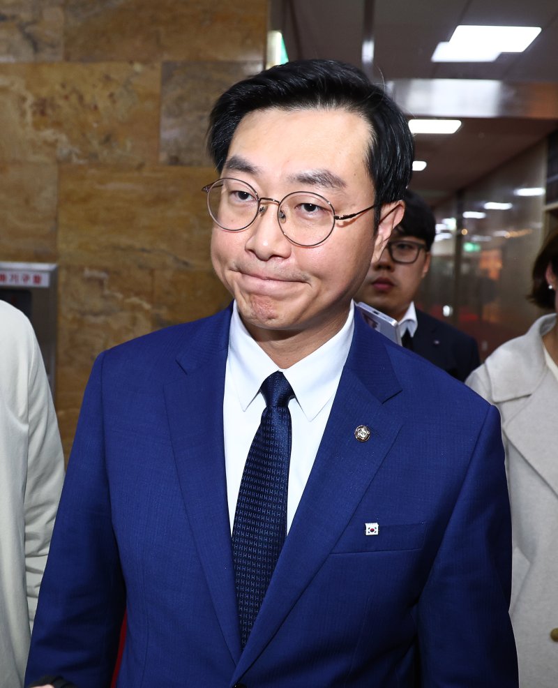 [서울=뉴시스] 김명년 기자 = 장경태 더불어민주당 의원이 27일 오후 서울 여의도 국회에서 질문을 받으며 이동하고 있다. 2025.11.27. kmn@newsis.com