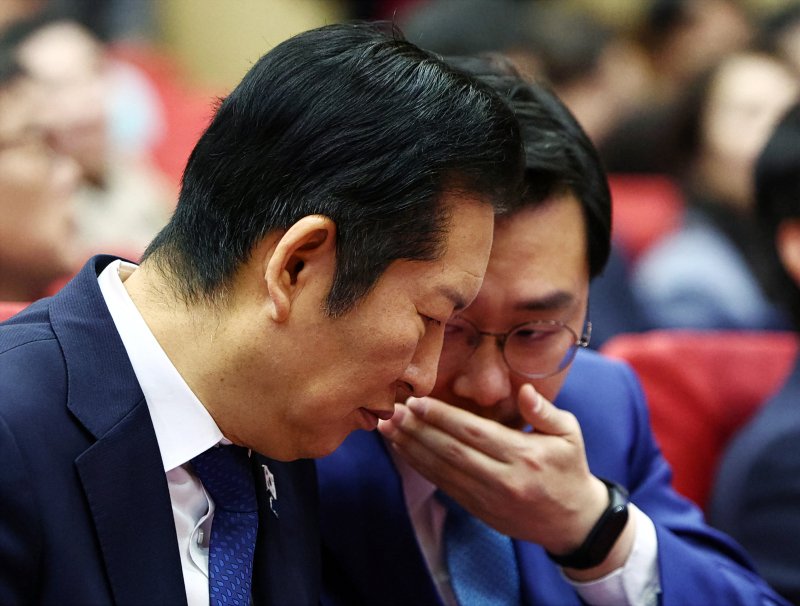 [서울=뉴시스] 김명년 기자 = 정청래 더불어민주당 대표가 25일 오전 서울 여의도 국회 의원회관에서 열린 '민주당 서울시당 천만의 꿈 경청단 출범식'에서 장경태 서울시당 위원장과 귀엣말하고 있다. 2025.11.25. kmn@newsis.com