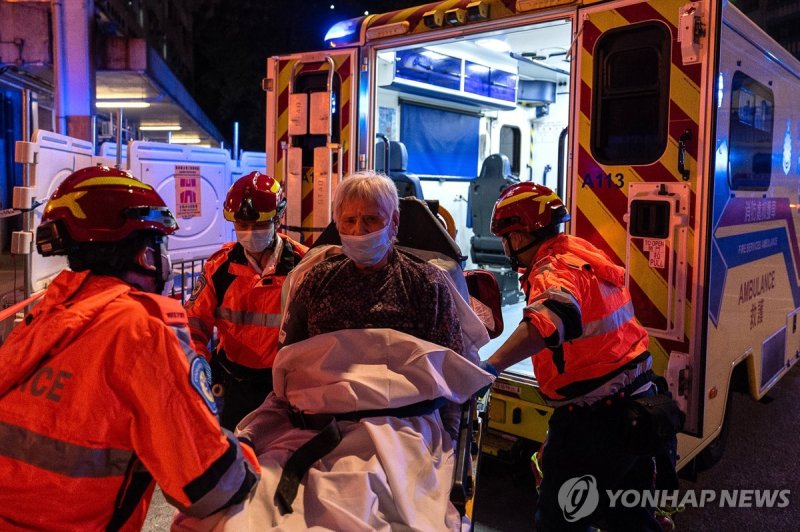 병원으로 이송되는 홍콩 화재 구조자 (출처=연합뉴스)