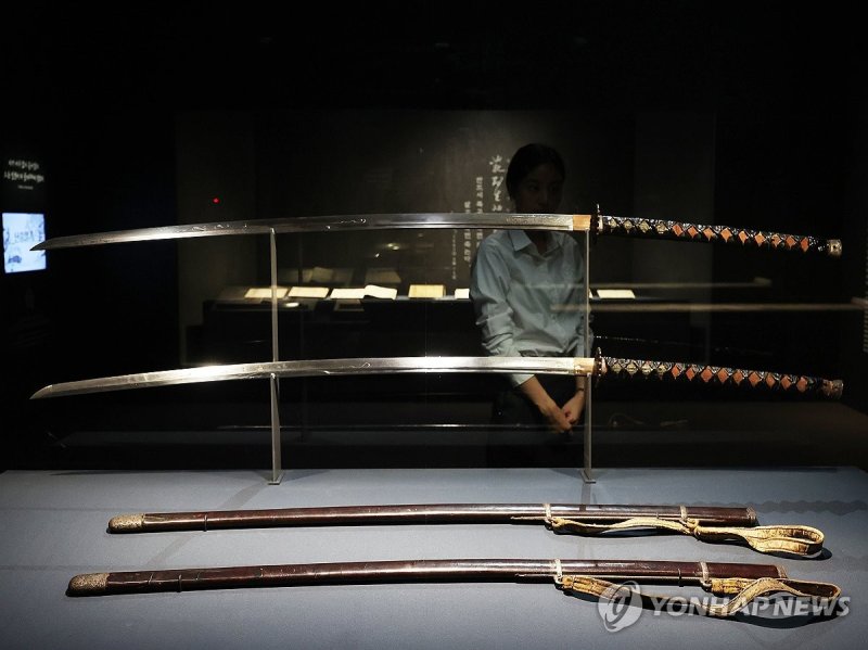 이순신의 글씨가 있는 장검 (출처=연합뉴스)