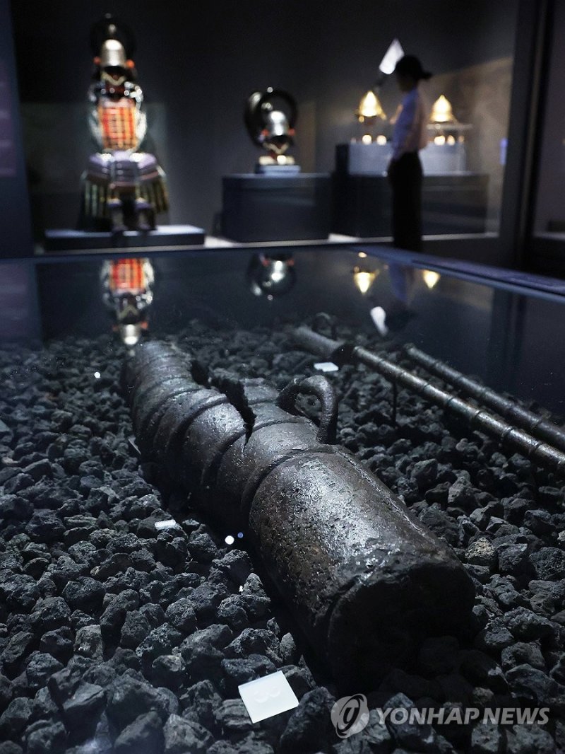 노량해역에서 출수된 '지자총통편' (출처=연합뉴스)