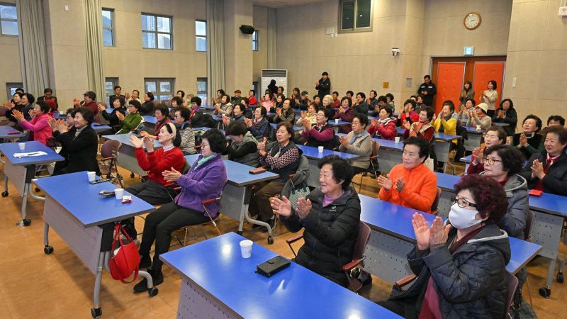 정선군은 정선실버대학 종강식을 갖고 있다.(사진=정선군 제공) *재판매 및 DB 금지