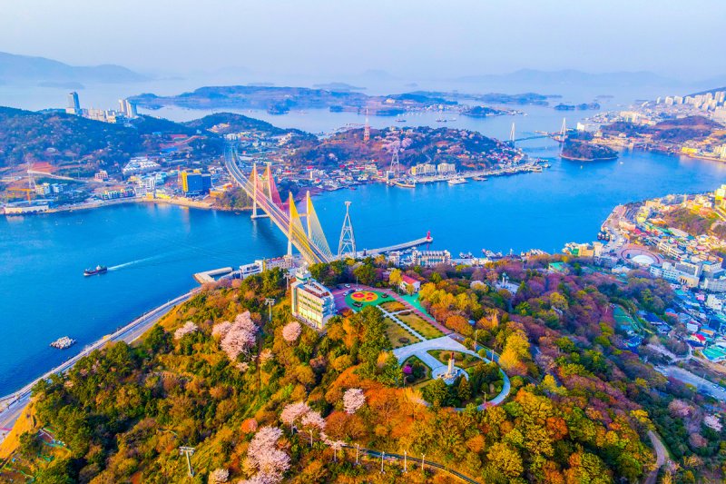 [여수=뉴시스] 여수시 거북선 대교와 자상공원, 여수 구항 전경. (사진=여수시 제공) 2025.11.27. photo@newsis.com *재판매 및 DB 금지