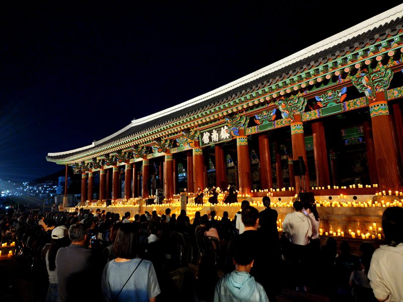 [여수=뉴시스] 국보 진남관에서 열린 캔들라이트 콘서트. (사진=여수시 제공) 2025.11.27. photo@newsis.com *재판매 및 DB 금지
