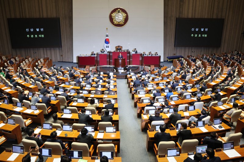 추경호 국민의힘 의원이 27일 서울 여의도 국회에서 열린 제429회국회(정기회) 제13차 본회의에서 자신의 체포동의안에 대한 신상 발언을 하고 있다. 2025.11.27/뉴스1 ⓒ News1 신웅수 기자
