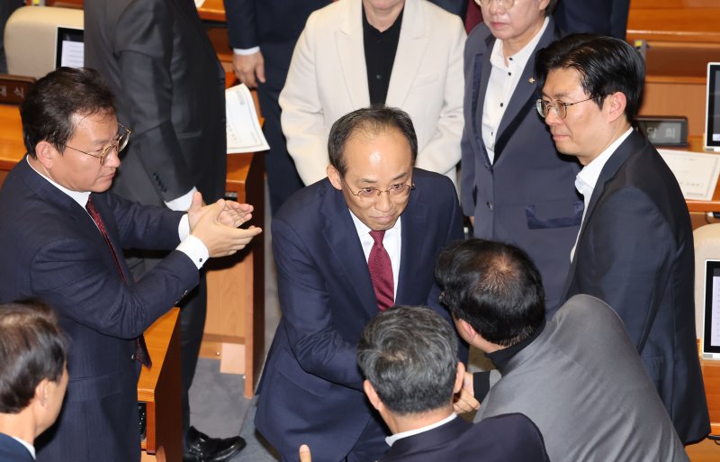 추경호 국민의힘 전 원내대표가 27일 서울 여의도 국회에서 열린 제429회국회(정기회) 제13차 본회의에서 자신의 체포동의안 표결 관련 신상발언을 마친 뒤 의원들과 악수하며 회의장을 떠나고 있다. 2025.11.27/뉴스1 ⓒ News1 장수영 기자
