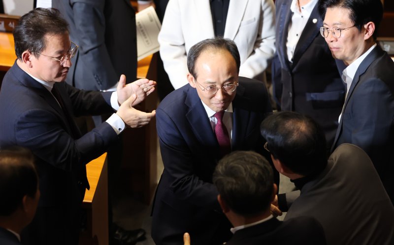 추경호 국민의힘 전 원내대표가 27일 서울 여의도 국회에서 열린 제429회국회(정기회) 제13차 본회의에서 자신의 체포동의안 표결 관련 신상발언을 마친 뒤 의원들과 악수하며 회의장을 떠나고 있다. 2025.11.27/뉴스1 ⓒ News1 장수영 기자