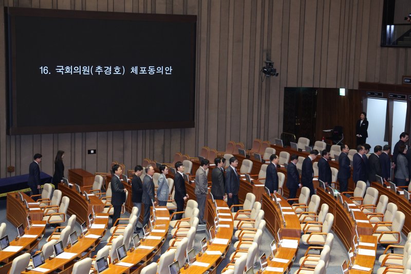 국민의힘 의원이 27일 서울 여의도 국회에서 열린 제429회국회(정기회) 제13차 본회의에서 추경호 국민의힘 의원에 대한 체포동의안 표결이 사작되자 퇴장하고 있다. 2025.11.27/뉴스1 ⓒ News1 신웅수 기자