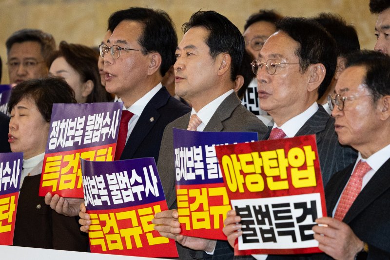 장동혁 국민의힘 대표와 송언석 원내대표를 비롯한 의원들이 27일 서울 여의도 국회 로텐더홀에서 추경호 의원에 대한 체포동의안 표결을 거부, 특검 규탄대회를 열고 구호를 외치고 있다. 2025.11.27/뉴스1 ⓒ News1 유승관 기자