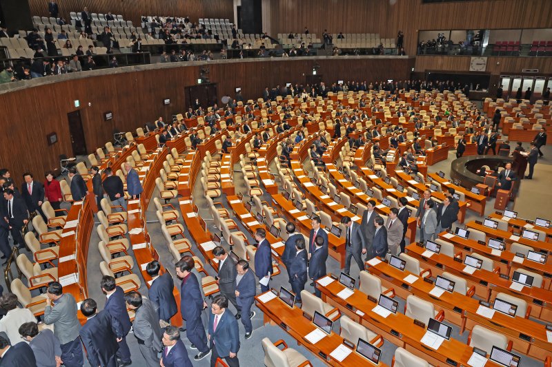 27일 서울 여의도 국회에서 열린 제429회국회(정기회) 제13차 본회의에서 추경호 의원 체포동의안 표결을 앞두고 본회의장을 떠나고 있다. 2025.11.27/뉴스1 ⓒ News1 장수영 기자