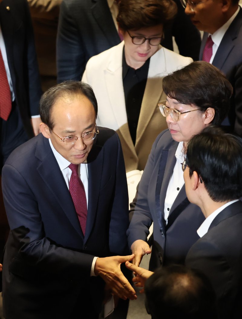 추경호 국민의힘 전 원내대표가 27일 서울 여의도 국회에서 열린 제429회국회(정기회) 제13차 본회의에서 자신의 체포동의안 표결 관련 신상발언을 마친 뒤 의원들과 악수하며 회의장을 떠나고 있다. 2025.11.27/뉴스1 ⓒ News1 장수영 기자