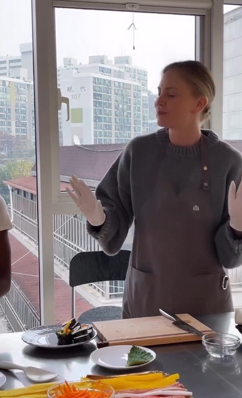 샤를리즈 테론, 한국서 김밥 말고 춤까지…"잊을 수 없는 순간"